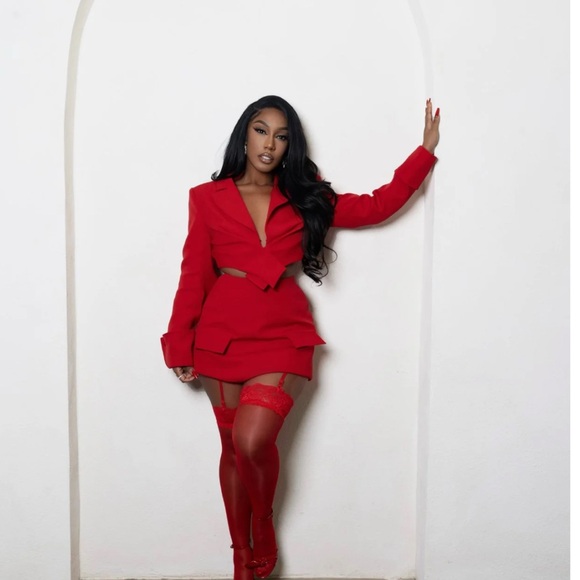 Chic Red Women's Skirt Set - Picture 3 of 3